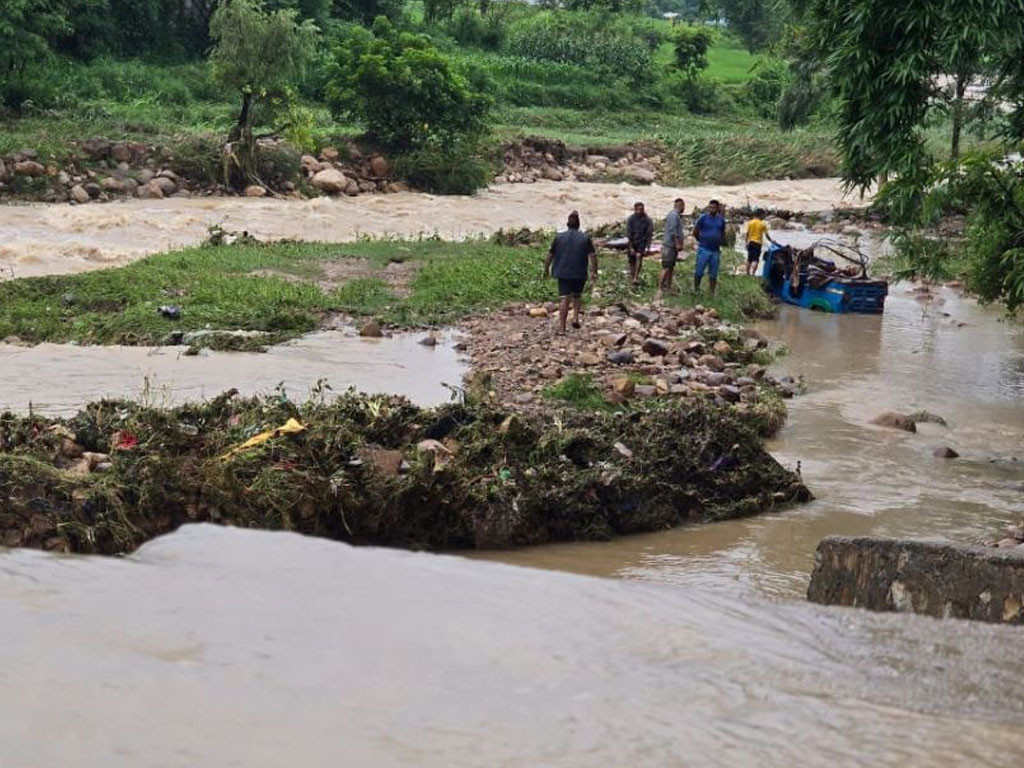 दाङमा खोलाले अटो बगाउँदा २ जना बेपत्ता, ३ जनाको उद्धार