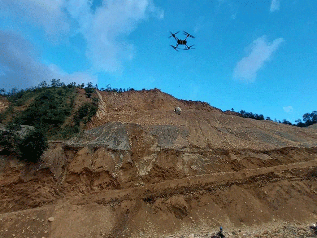 बाढीपहिरोः काभ्रेमा सडक अवरुद्ध बस्तीमा ड्रोनमार्फत राहत पठाइँदै