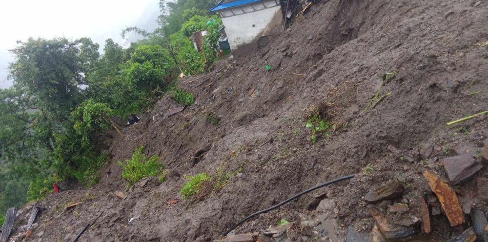 बागलुङमा पहिरोमा पुरिएर ८ जनाको मृत्यु, २ जना बेपत्ता