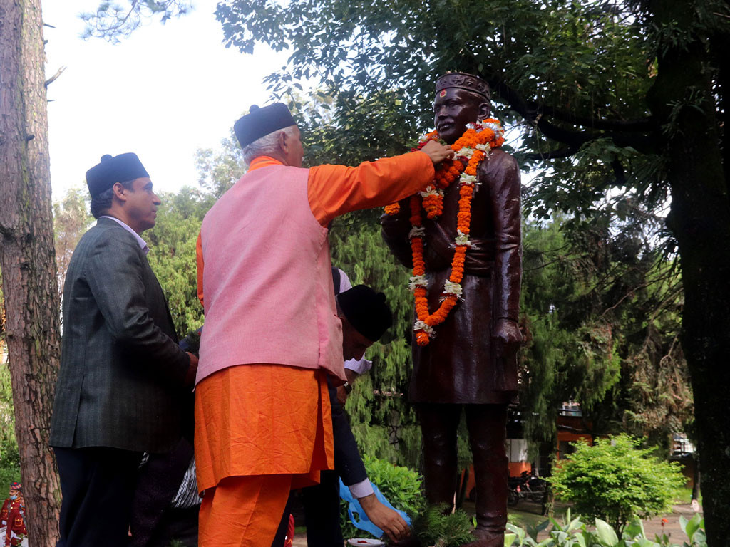 आदिकवि भानुभक्तको सालिकमा माल्यार्पण