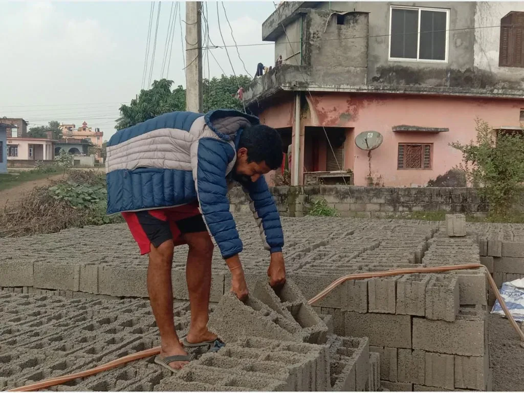 इन्जिनियरिङ अध्ययन गरेर ब्लक उद्योगमा स्थापित