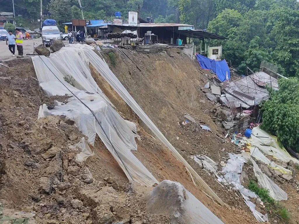 दाउन्नेमा सडक भासिए यातायात सञ्चालनमा रोक