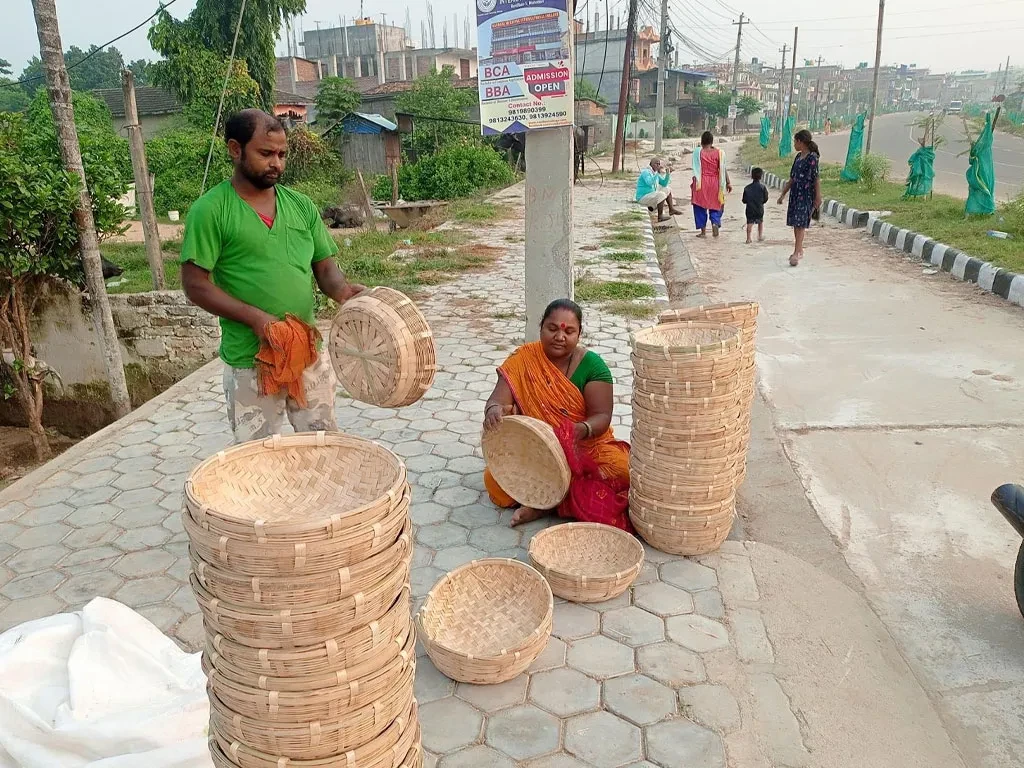 मिथिला क्षेत्रका डोम र बिन समुदायका मानिस चङेरा, ढकी, छिटी बनाउन व्यस्त