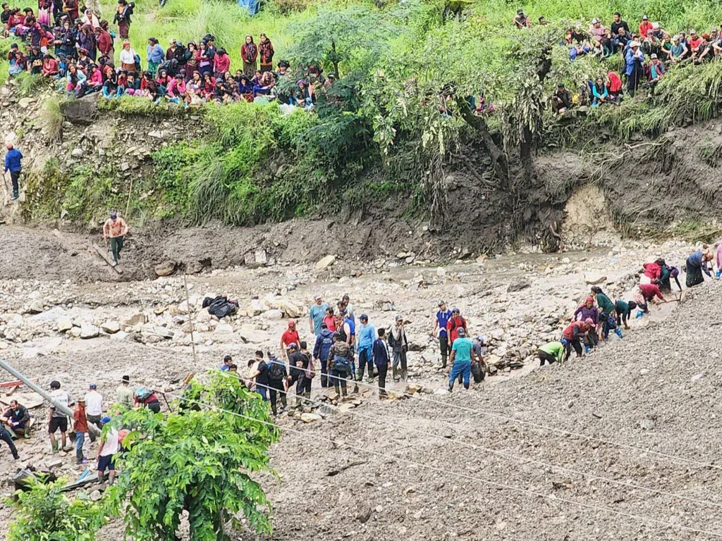 मनसुनयता बाढीपहिरोमा परी १५३ जनाको मृत्यु