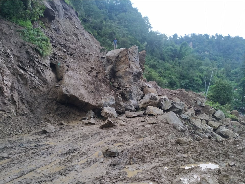 भोटखोला जाने सडक डेढ महिनादेखि अवरुद्ध, बिरामी र सर्वसाधारण मार्कामा