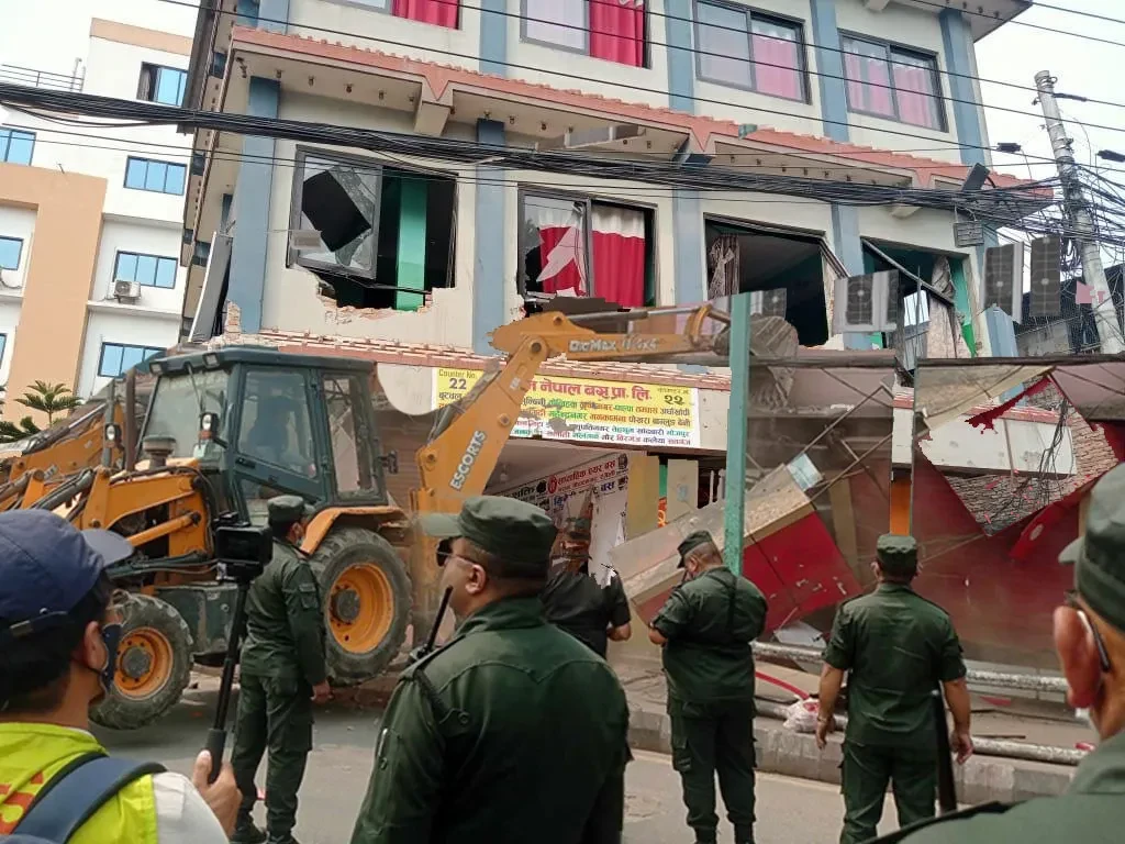 बारम्बार चेतावनी दिइएका गौशाला चौकका घरमा चल्यो बालेनको डोजर