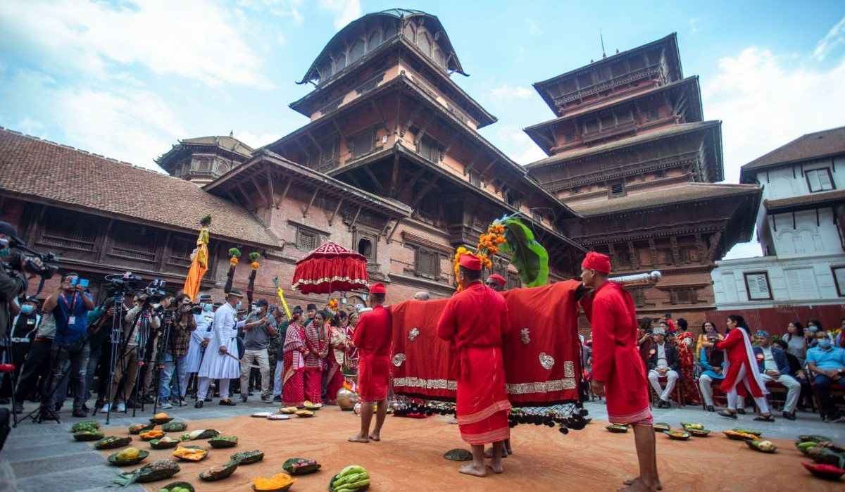 बिहीबार हनुमानढोका दसैँ घरमा फूलपाती भित्र्याइँदै