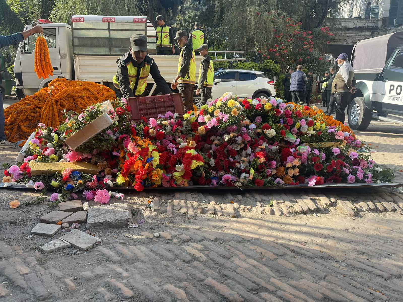 विदेशी प्लास्टिकका हटाएर स्वदेशमा उत्पादीत फूलमाला बेच्न महानगरको सक्रियता र अनुगमन