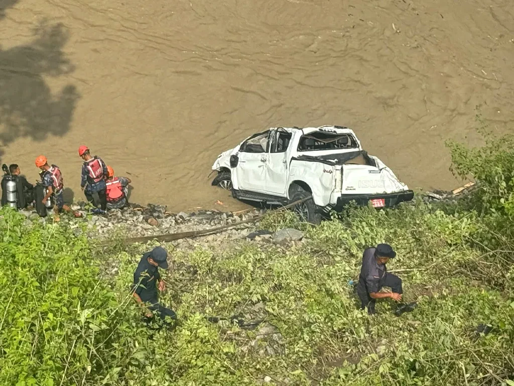 सुनकोसीमा खसेको गाडी भेटियो, नदीमा बेपत्ता तीन जनाको खोजी जारी