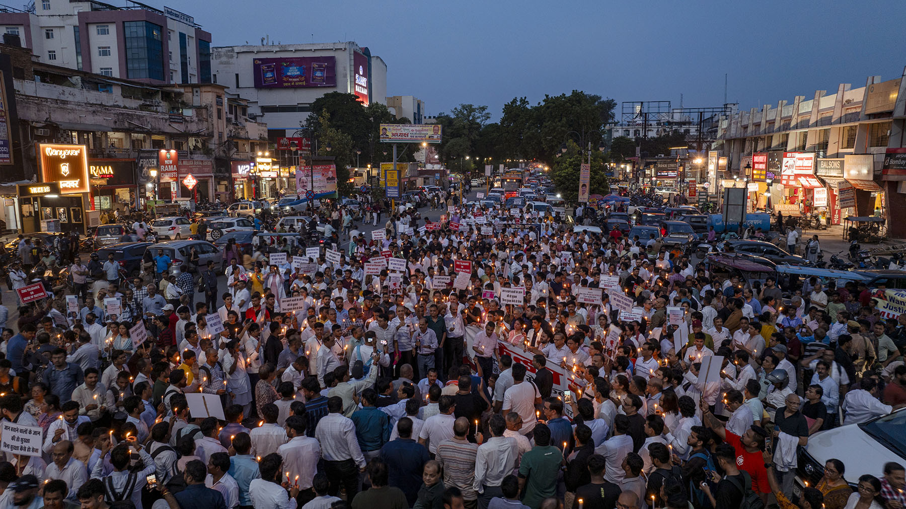 कोलकाता बलात्कार प्रकरण : चिकित्सकको प्रदर्शन जारी