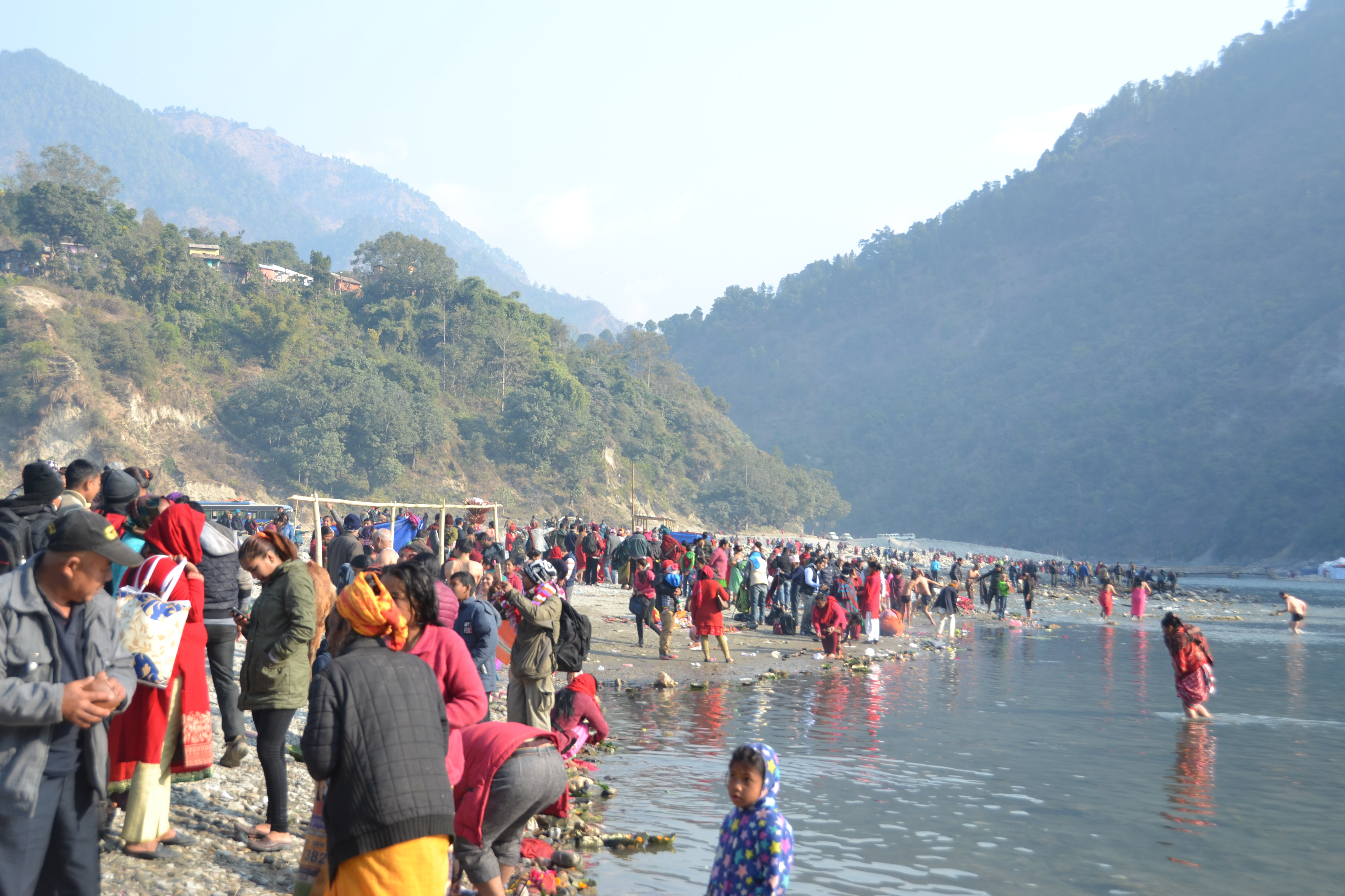 नयाँ वर्ष : कालीगण्डकीमा स्नान गर्दै भक्तजन