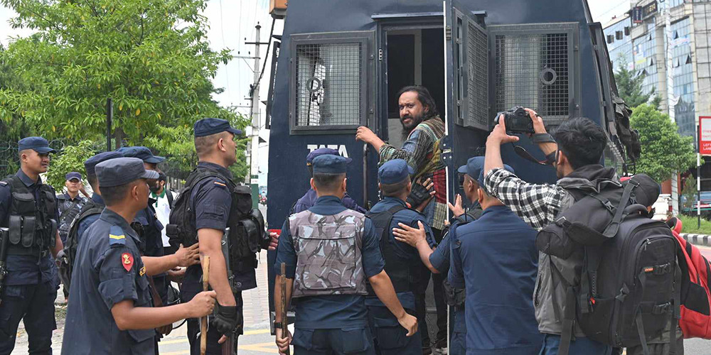 साङ्लो बाँधेर प्रदर्शन गरिरहेका सुनार प्रहरी नियन्त्रणमा