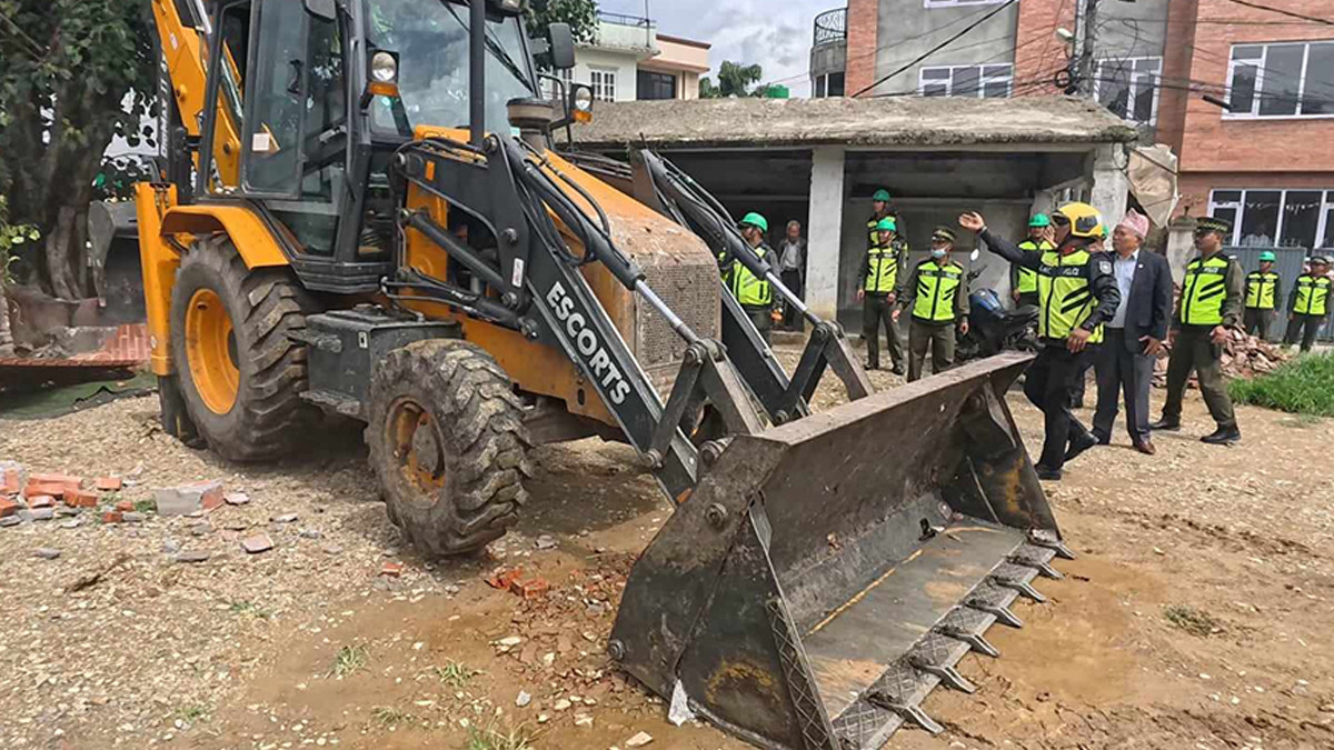 अख्तियारकी आयुक्तको घरमा ललितपुर महानगरको डोजर