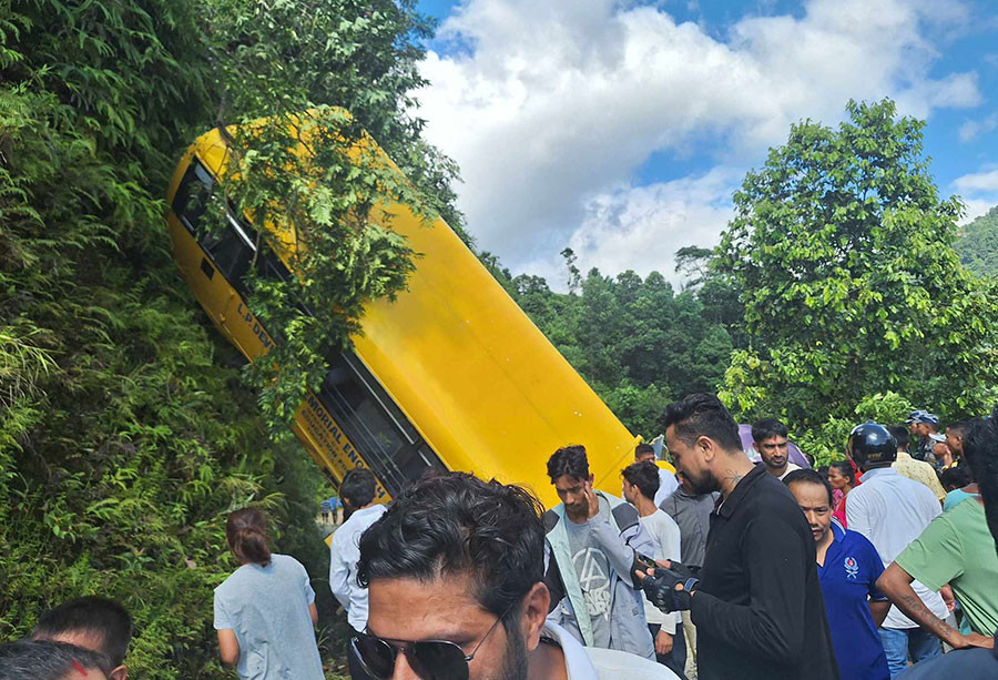 पोखरामा स्कुल बस दुर्घटना हुँदा एकजनाको मृत्यु, २९ जना घाइते