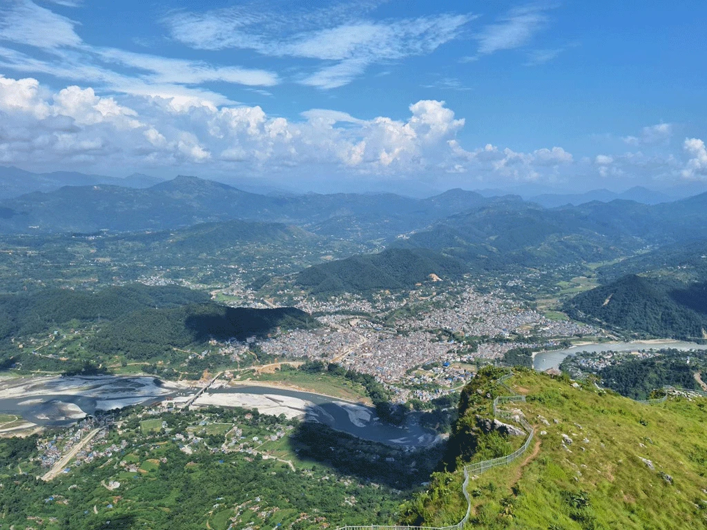 दसैँ सुरु भएसँगै मानुङकोटमा पर्यटकको चहलपहल