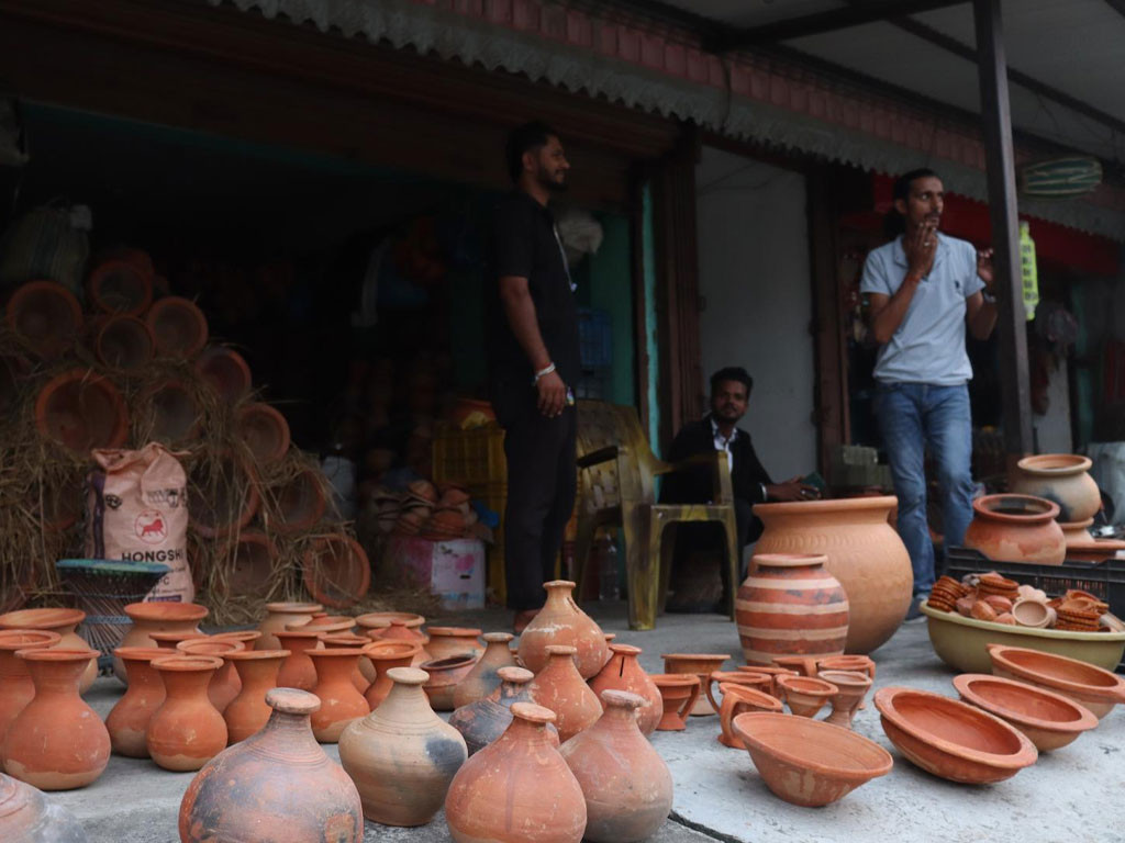 माटोका भाँडा बेचेर मासिक ८० हजारसम्म आम्दानी