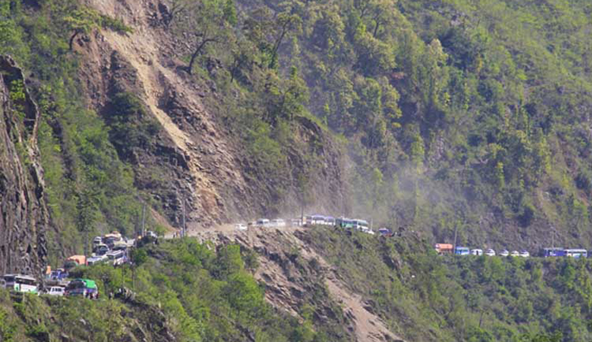 नारायणगढ मुग्लिङ सडक एकतर्फी अवरुद्ध