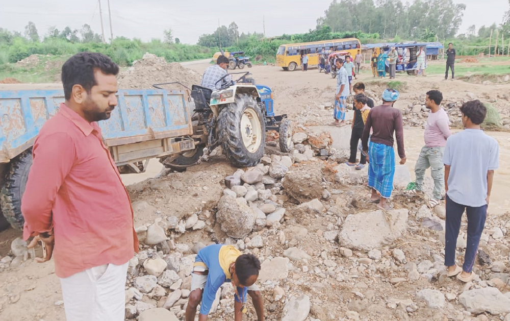 बाढीले बालचनपुर जंगलसहिया सडक अवरुद्ध