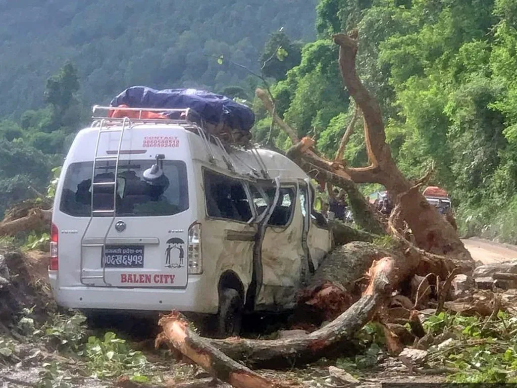 धादिङमा गुडिरहेको माइक्रो बसमाथि पहिरो खस्दा ७ जना घाइते 