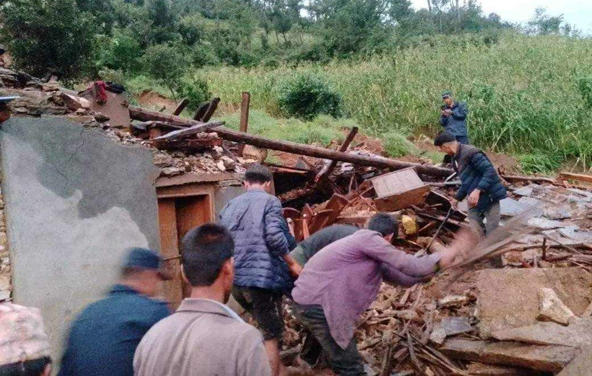 बझाङमा पहिरोमा पुरिएर एकै परिवारका ४ जना बेपत्ता