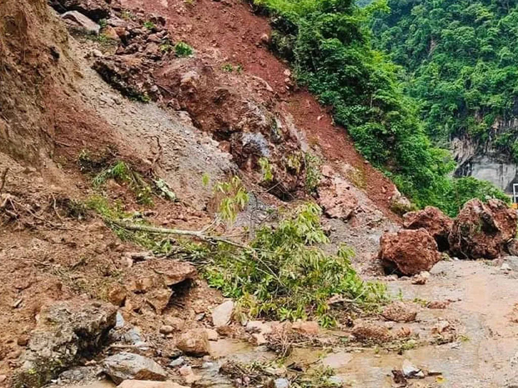 विद्यालयबाट घर फर्किंदै गर्दा पहिरोसहितको ढुंगाले लागेर ६ वर्षीया बालिकाको मृत्यु