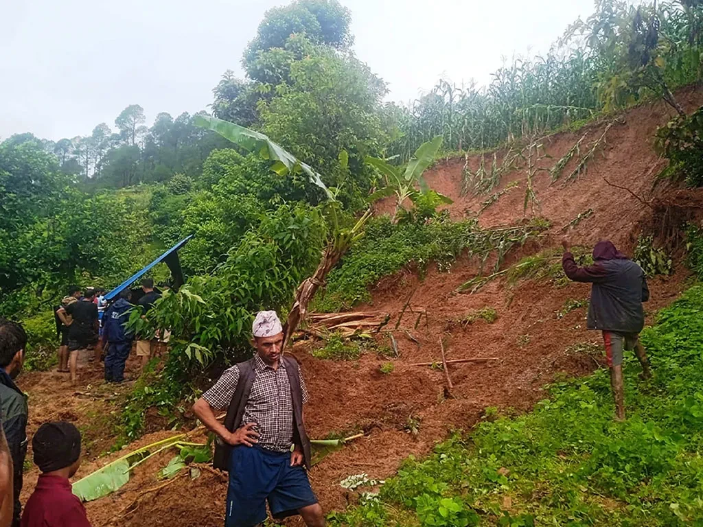 पहिरोमा परी एकै घरका तीन जनाको मृत्यु