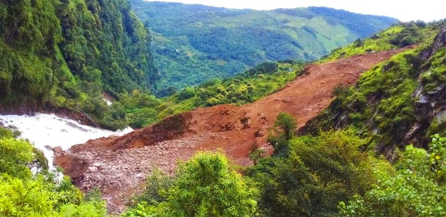 ताप्लेजुङमा पहिराले दुई घर बगायोे