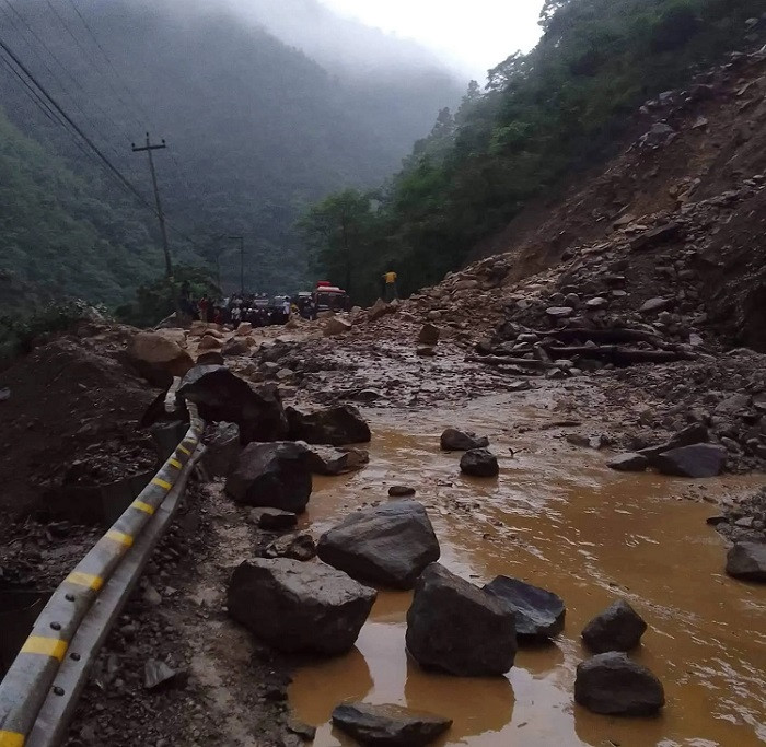 पहिरोले बगाएका दुवै बसमा चालकसहित ६५ यात्रु रहेकाे अनुमान