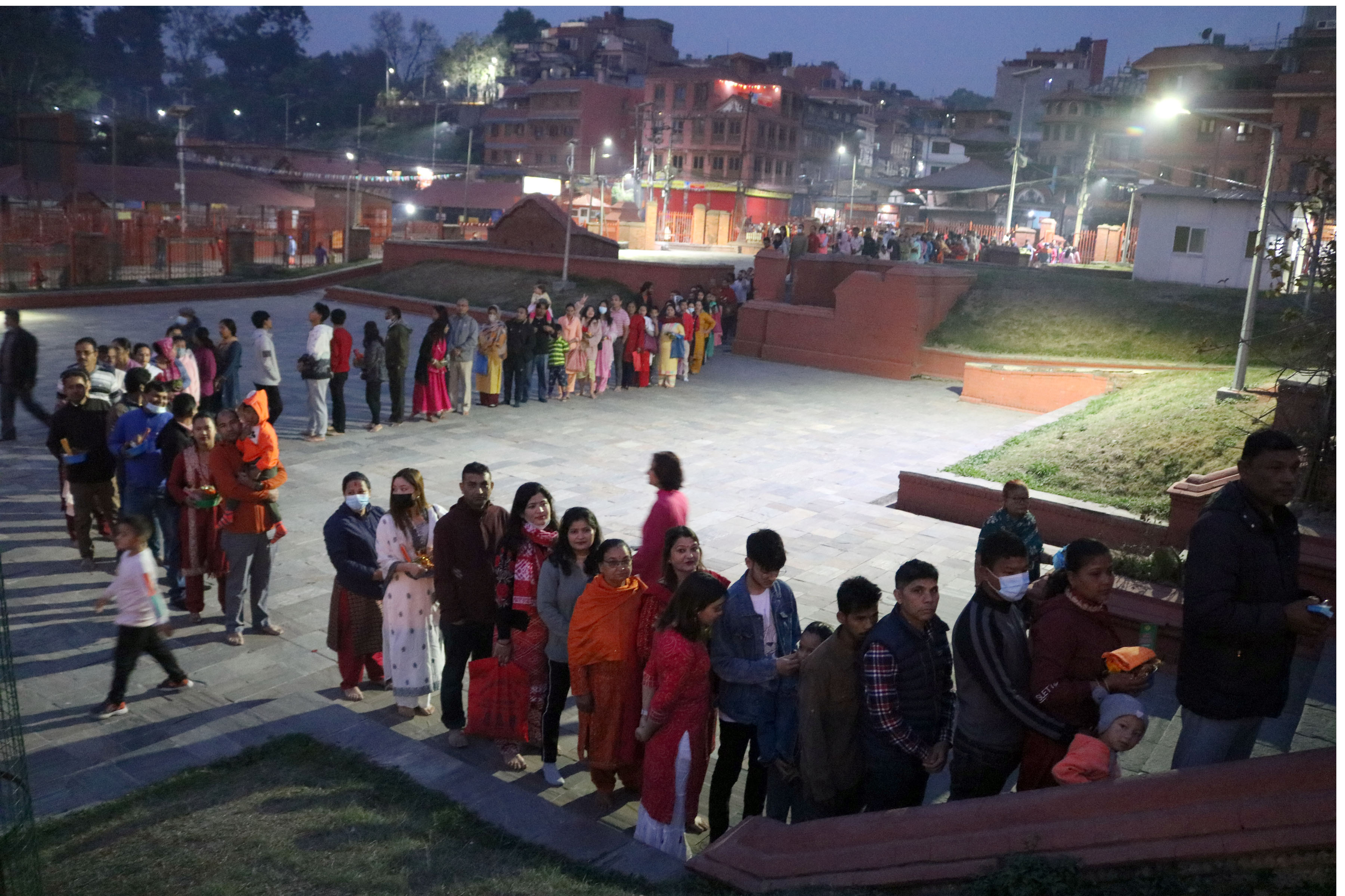 नयाँ वर्षका अवसरमा पशुपतिनाथ मन्दिरमा पूजाआजा गर्दै दर्शनार्थी