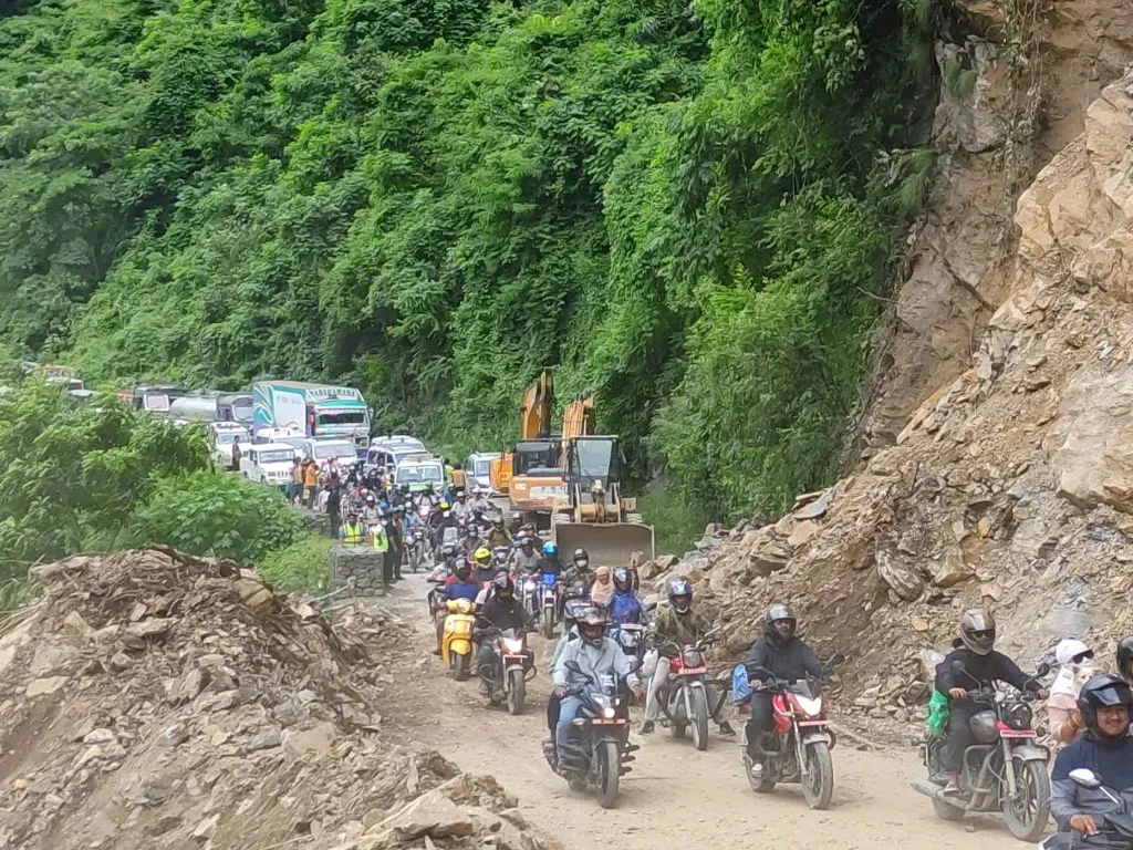 पहिरोले अवरुद्ध पृथ्वी राजमार्ग एकतर्फी सञ्चालनमा