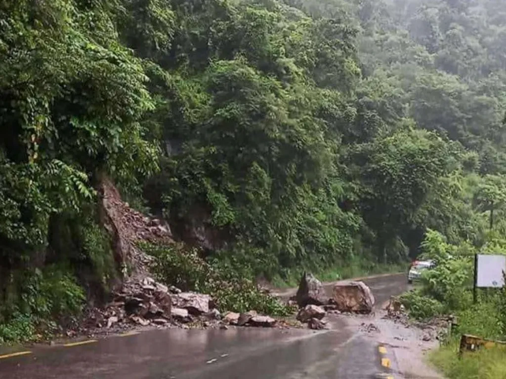 पहिरोले अवरुद्ध पृथ्वी राजमार्ग सञ्चालनमा