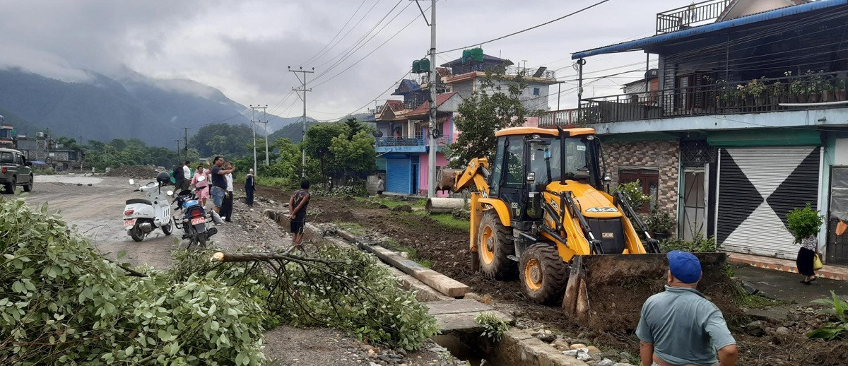 सडक मापदण्ड मिचेर बनाइएका संरचना हटाउन सुरु