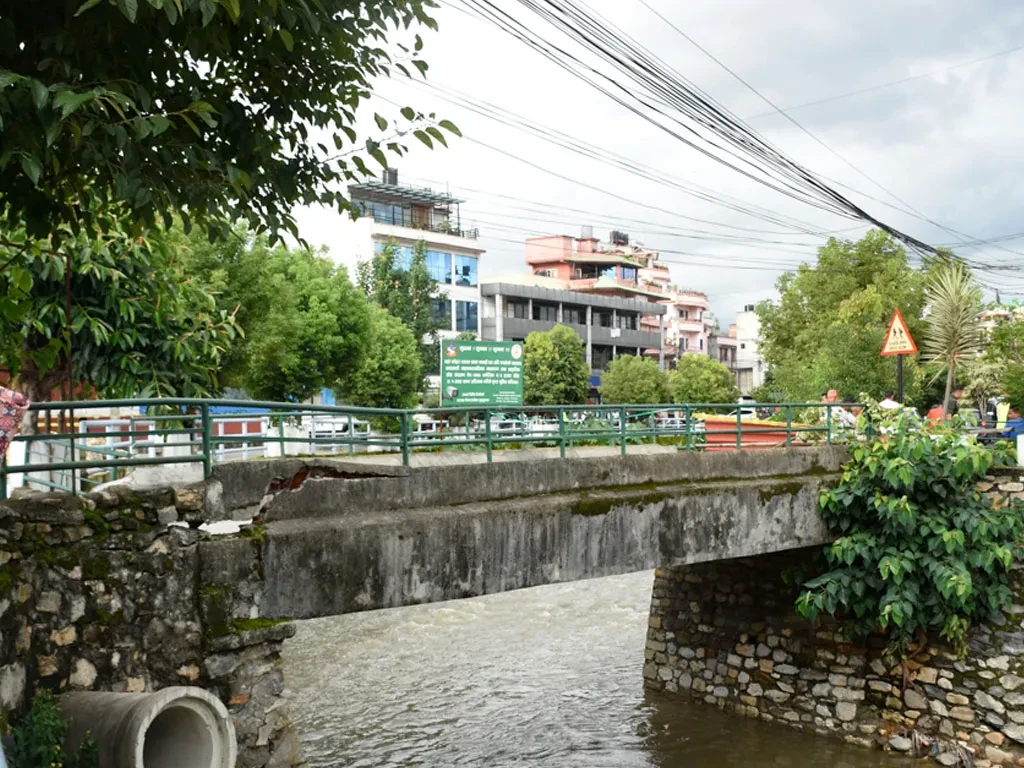 धोबीखोलाको बुद्धनगर–बबरमहल जोड्ने पुलमा आवागमन बन्द