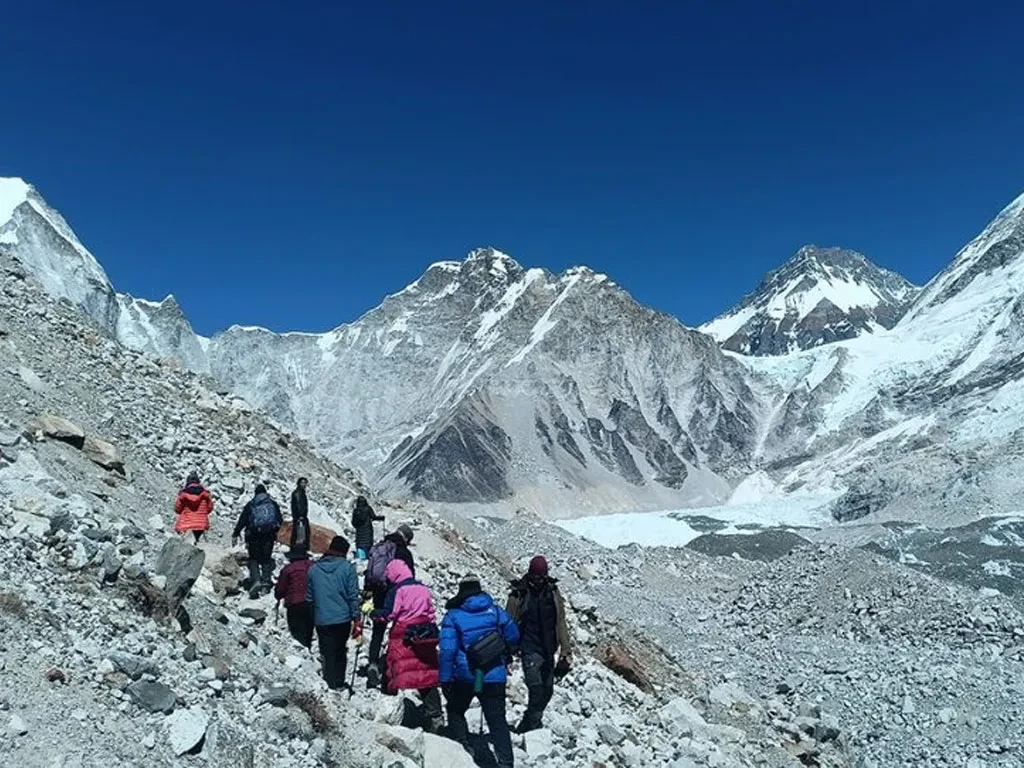 सगरमाथा क्षेत्रमा एक महिनामा ९ हजार पर्यटक पुगे