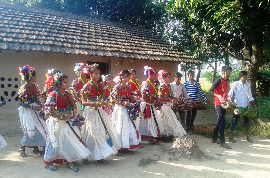 सखिया नाचमा झुम्दै कञ्चनपुरका थारु बस्ती