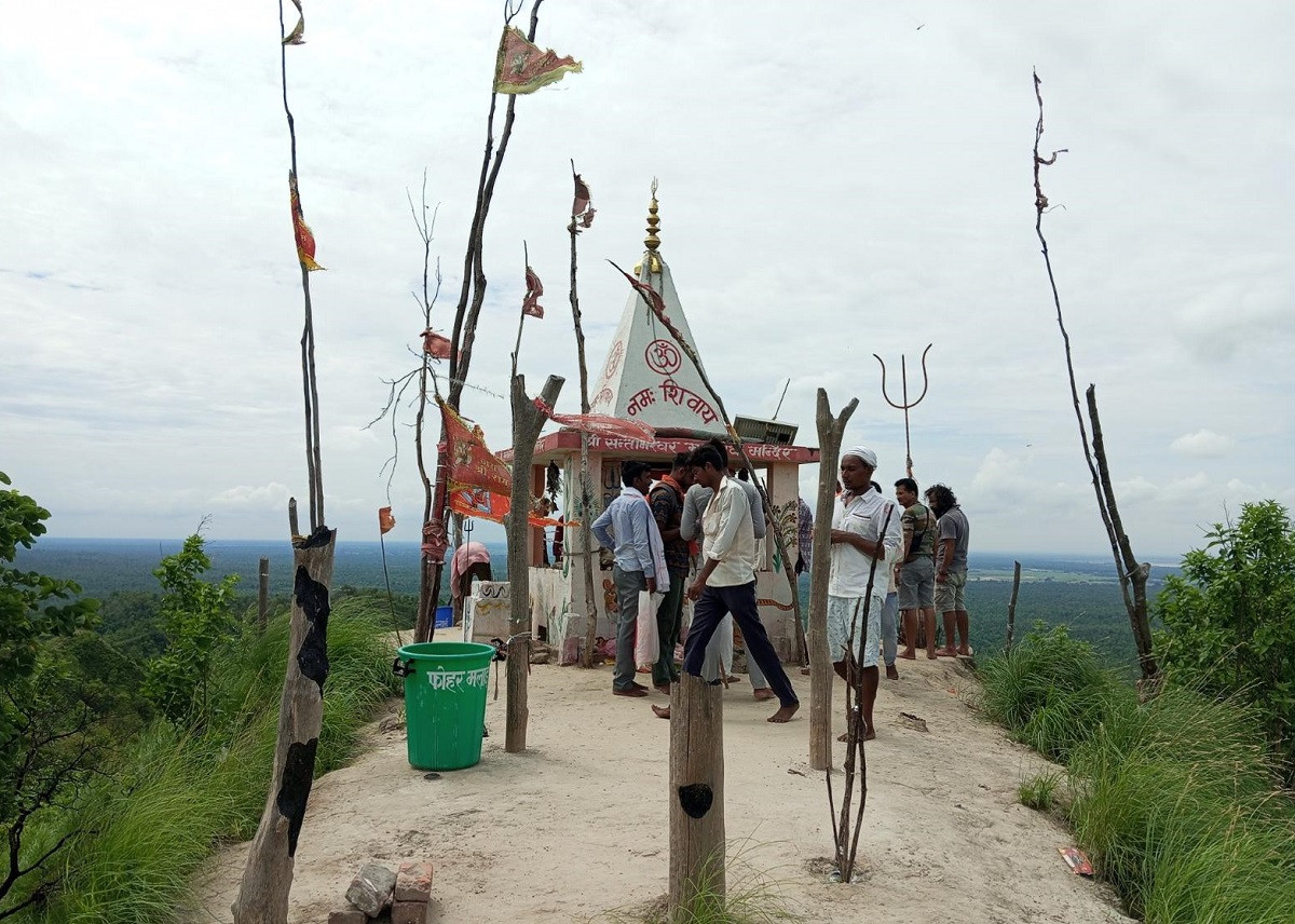 साउन महिना सुरु भएसँगै सन्तानेश्वरमा धार्मिक पर्यटकको चहलपहल