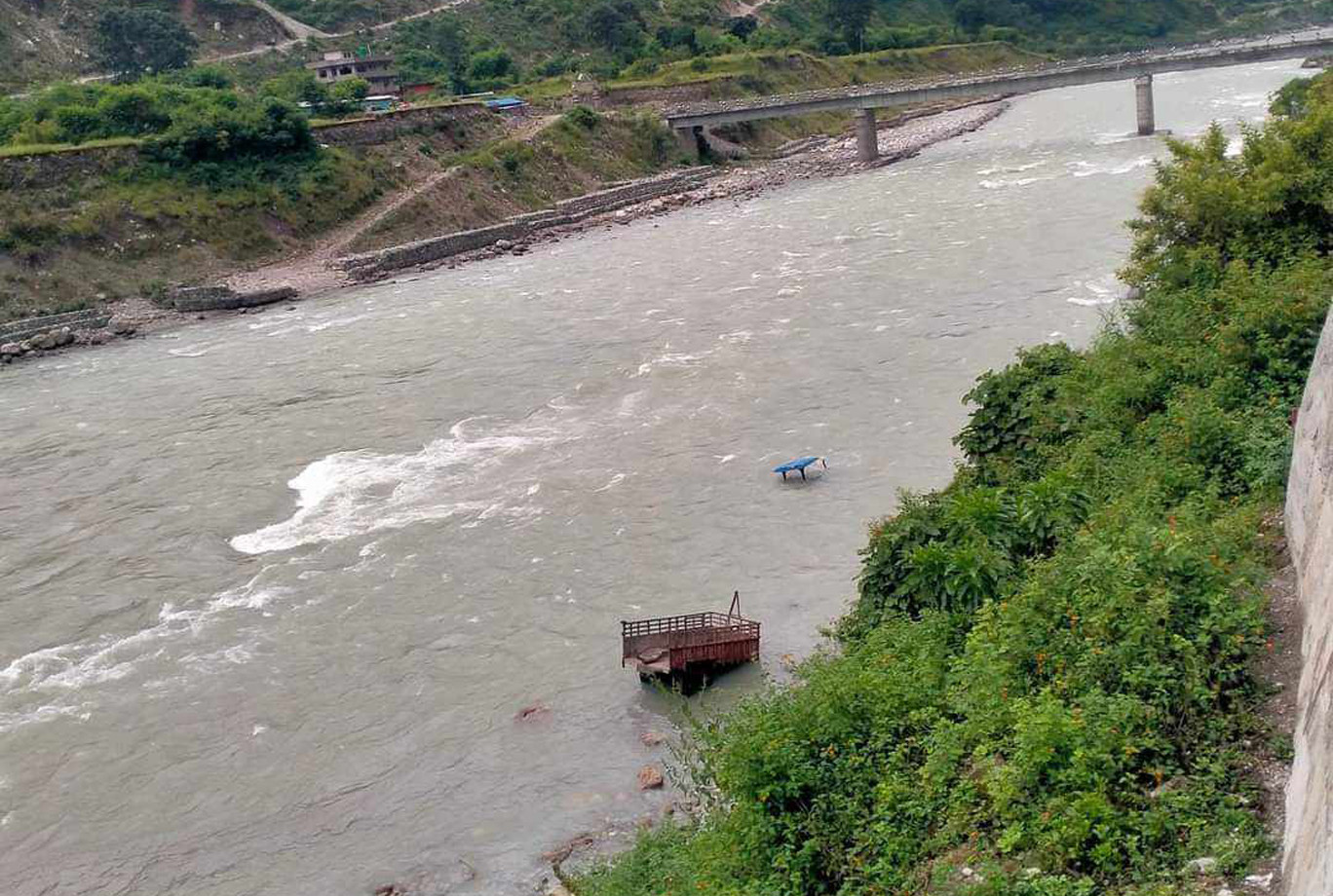 सेती नदीमा ट्याक्टर खस्यो, २ जना बेपत्ता