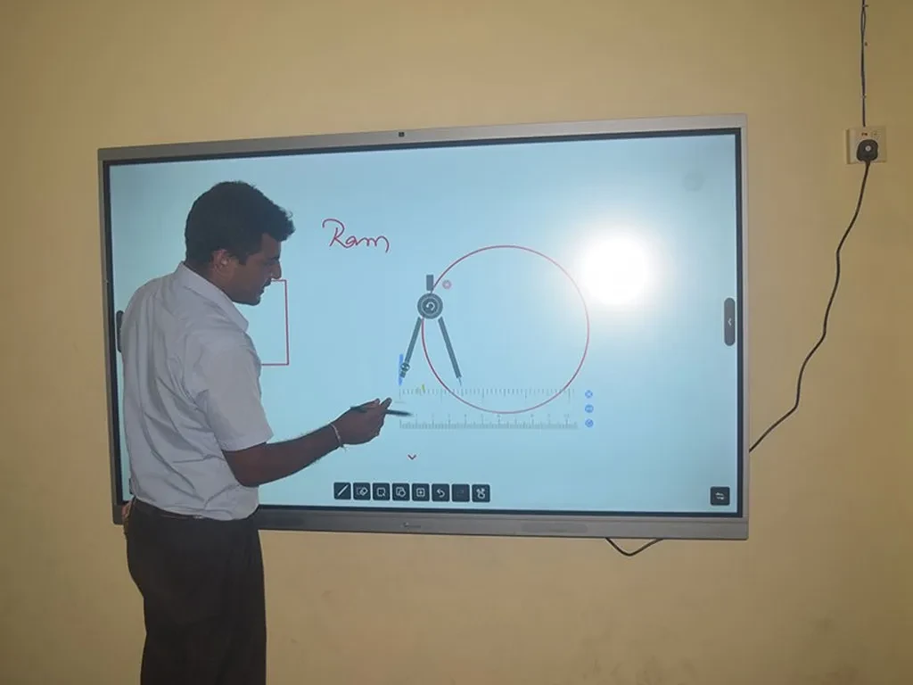 पुरस्कारको रकमबाट विद्यालयमा ‘इन्टरएक्टिभ टचस्क्रिन स्मार्ट बोर्ड’ जडान