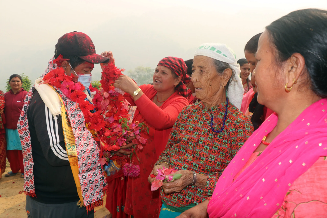 आफ्नाे ठाउँमा पहिलो पटक बस आउँदा स्थानीयले गरे अविर जात्रा