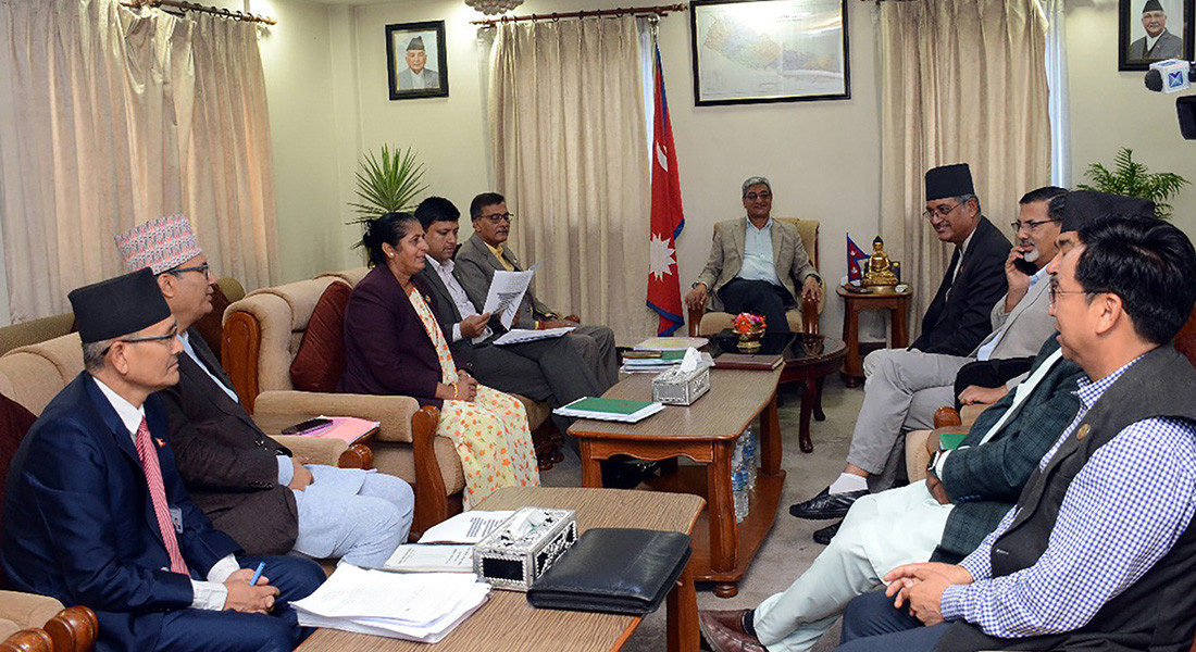 टीआरसीबारे कार्यदलमा भएको सहमतिको प्रतिवेदन प्रधानमन्त्रीलाई बुझाईदै