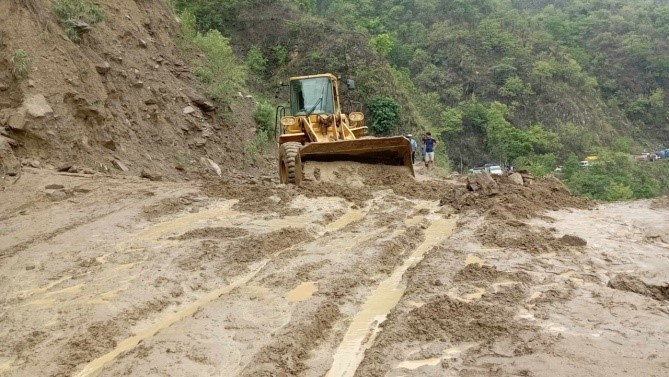 अवरुद्ध मध्यपहाडी लोकमार्ग एकतर्फी सञ्चालनमा