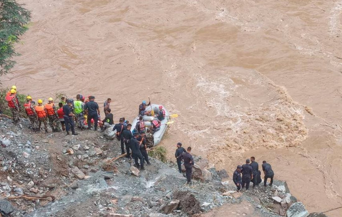 चितवन पहिरोमा दुई बस खस्दा कम्तिमा ५४ जना बेपत्ता भएको प्रारम्भिक अनुमान, १७ यात्रुको नाम खुल्यो