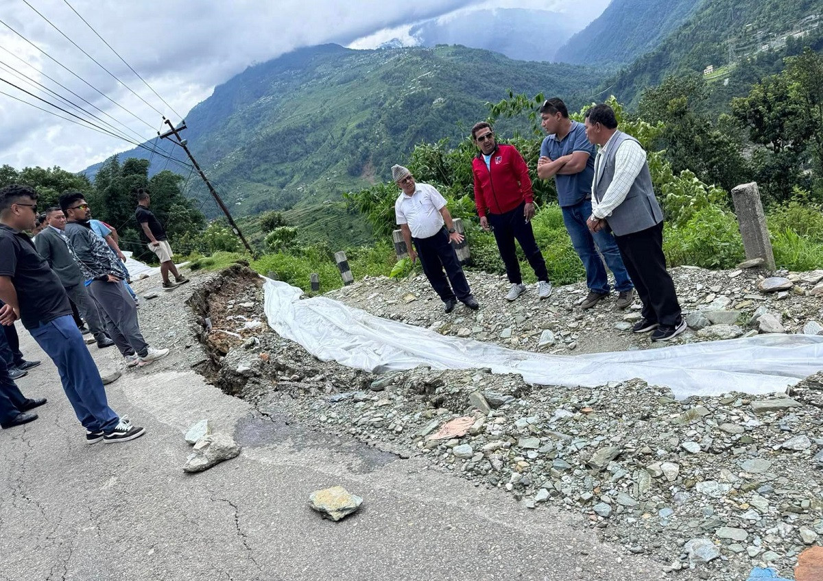 सडक भासिएपछि सिंगो बस्ती जोखिममा